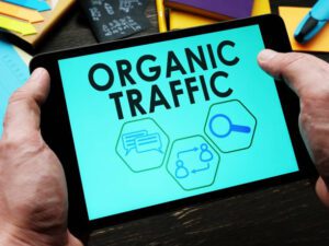 A man reads information about organic traffic on the tablet.